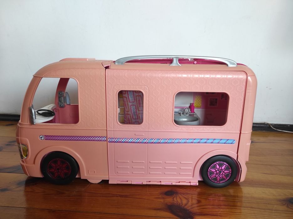 Kamper Barbie z basenem