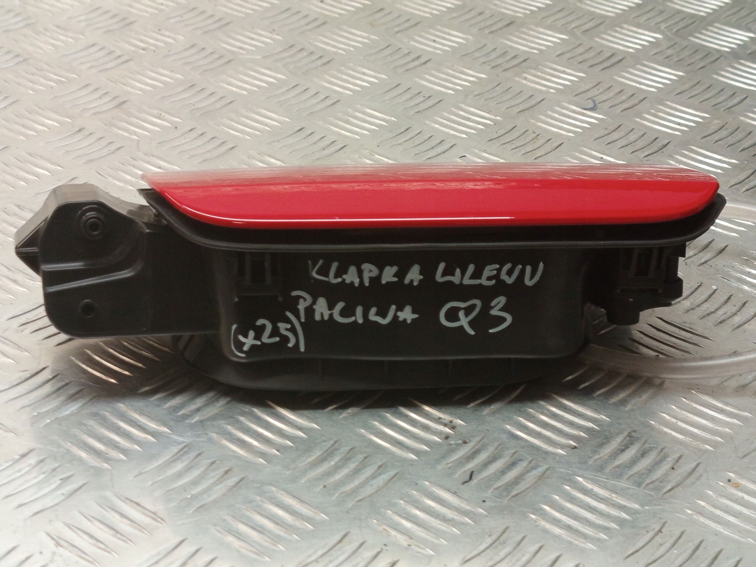 Audi Q3 Red Klapka Wlewu Paliwa 83F809906