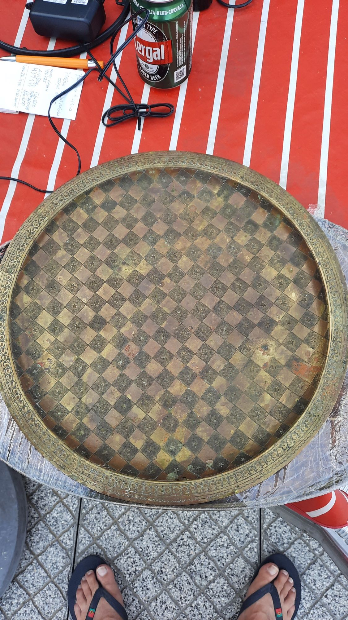 Prato decorativo em latao gravurado