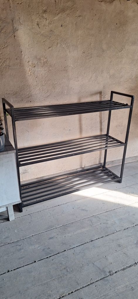Metalowy stojak regał
