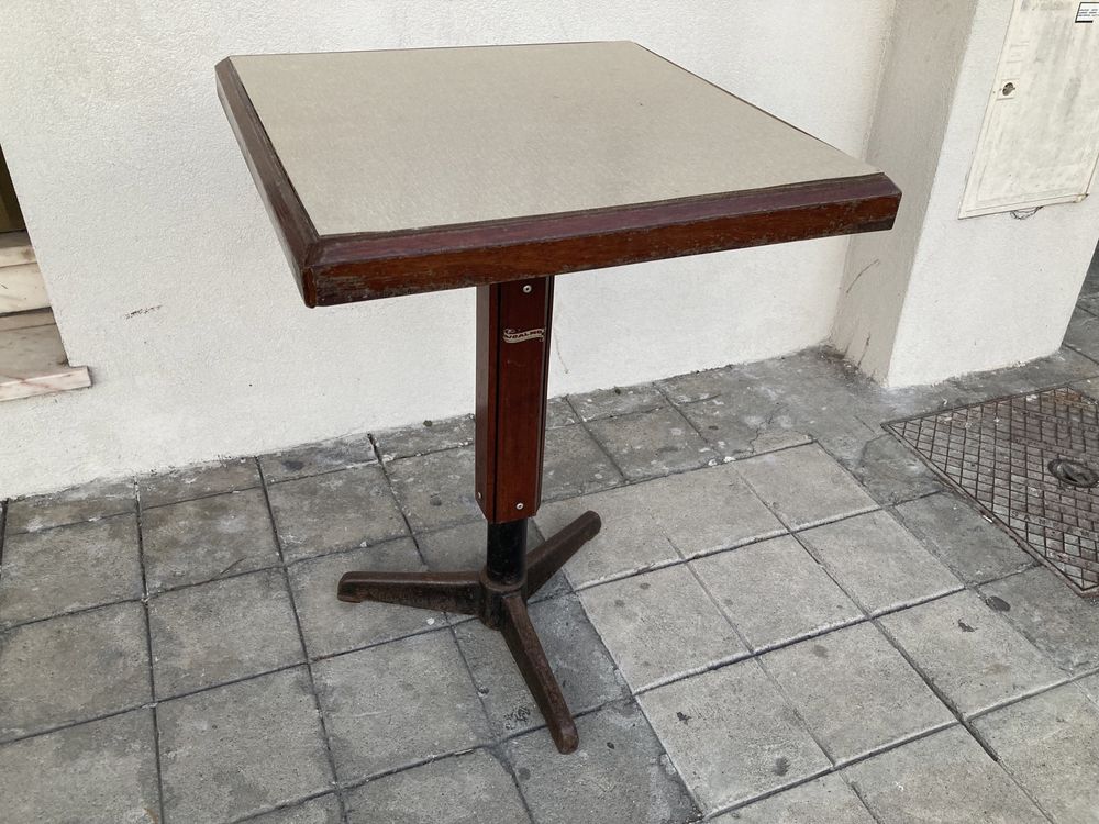 Mesa de café antiga com 54cm x 54cm com pé em ferro fundido