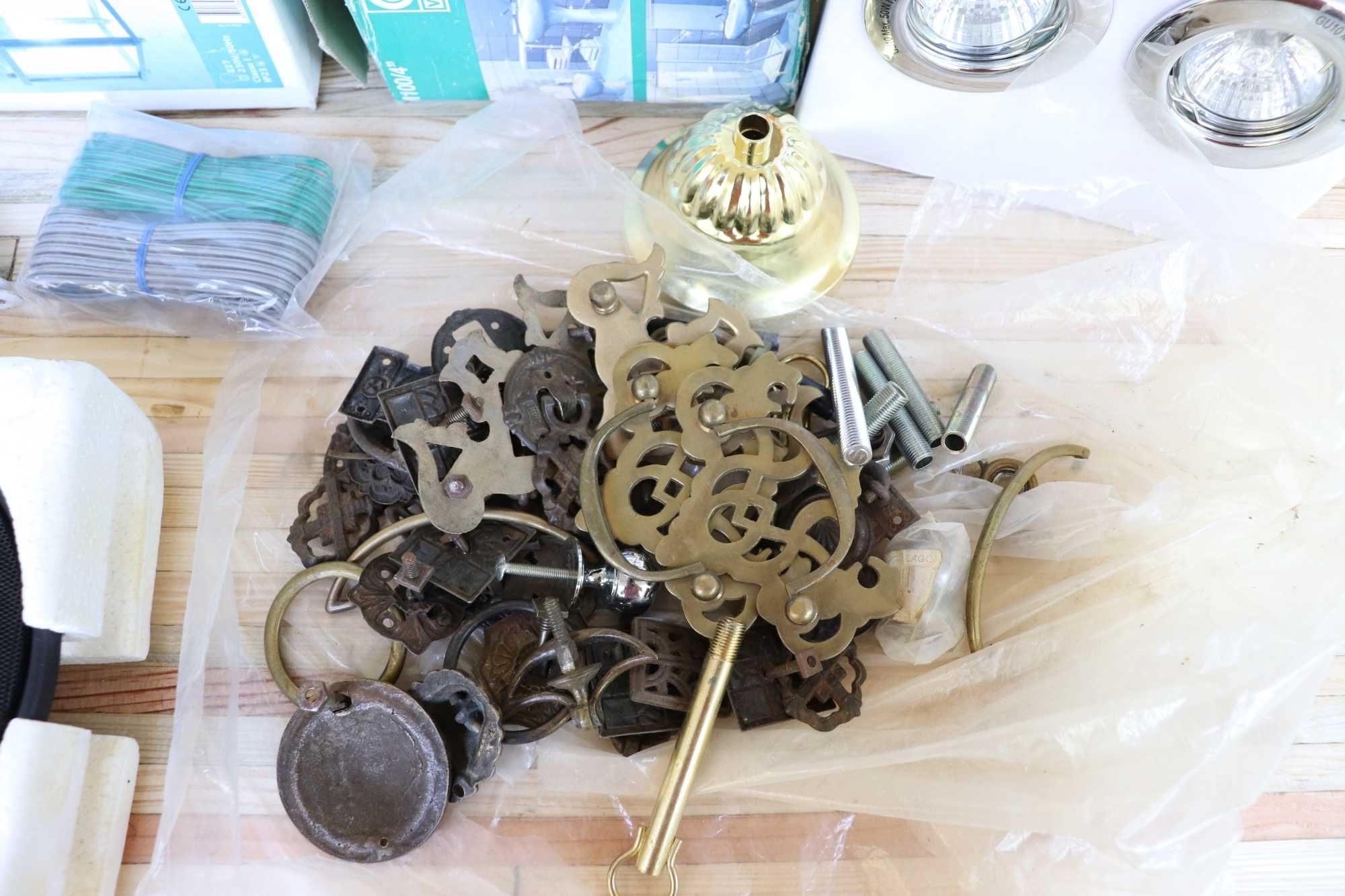 Lote Variado: Coluna, Extractor, Candeeiro, Lâmpadas, etc.