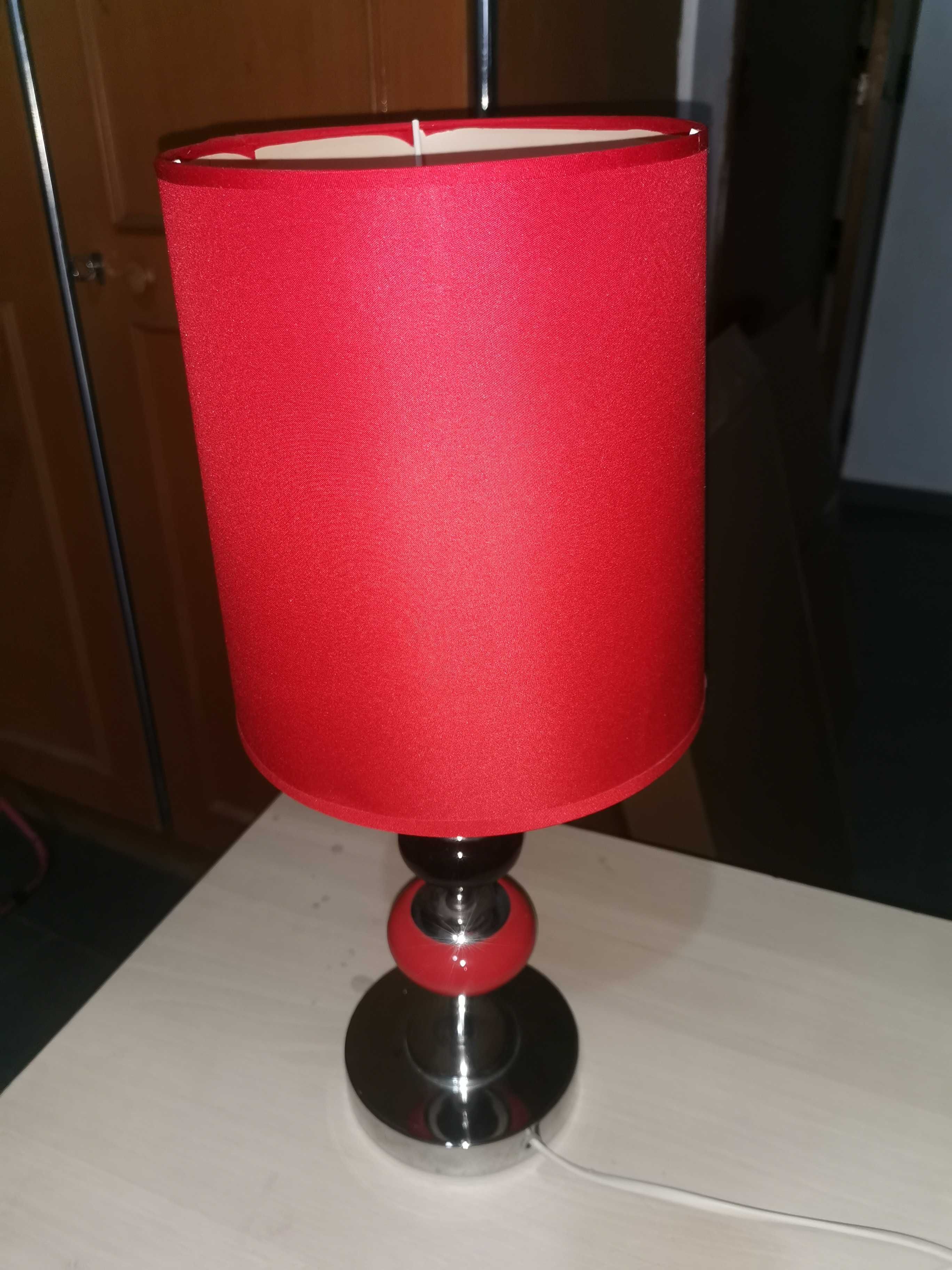 Candeeiro com abajur vermelho