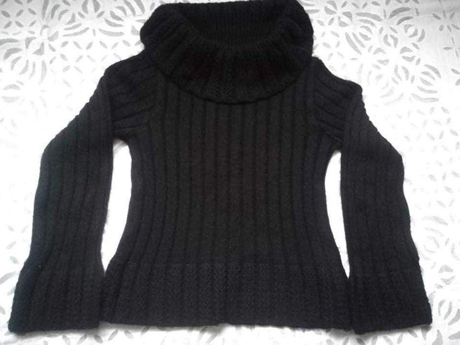 Mały czarny sweterek z golfem, rozmiar M