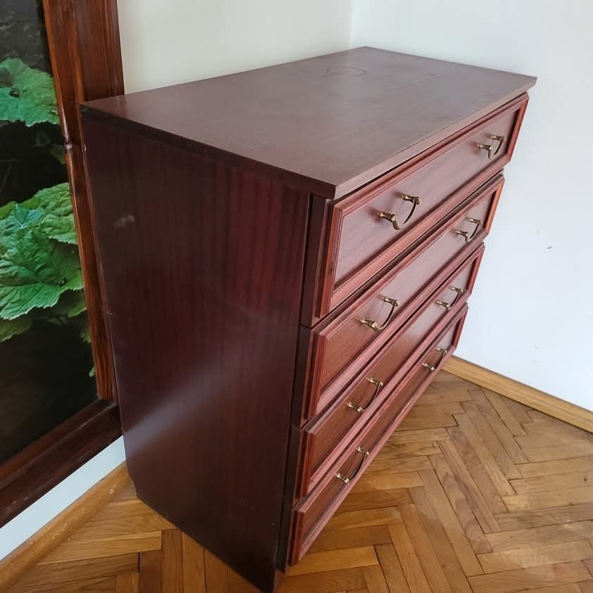 Szafka z szufladami
37x33 wys 70cm