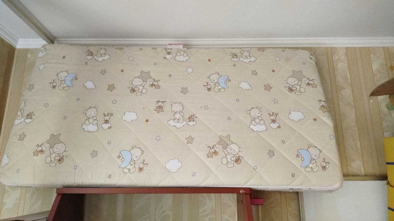 Дитяче ліжко з матрацом