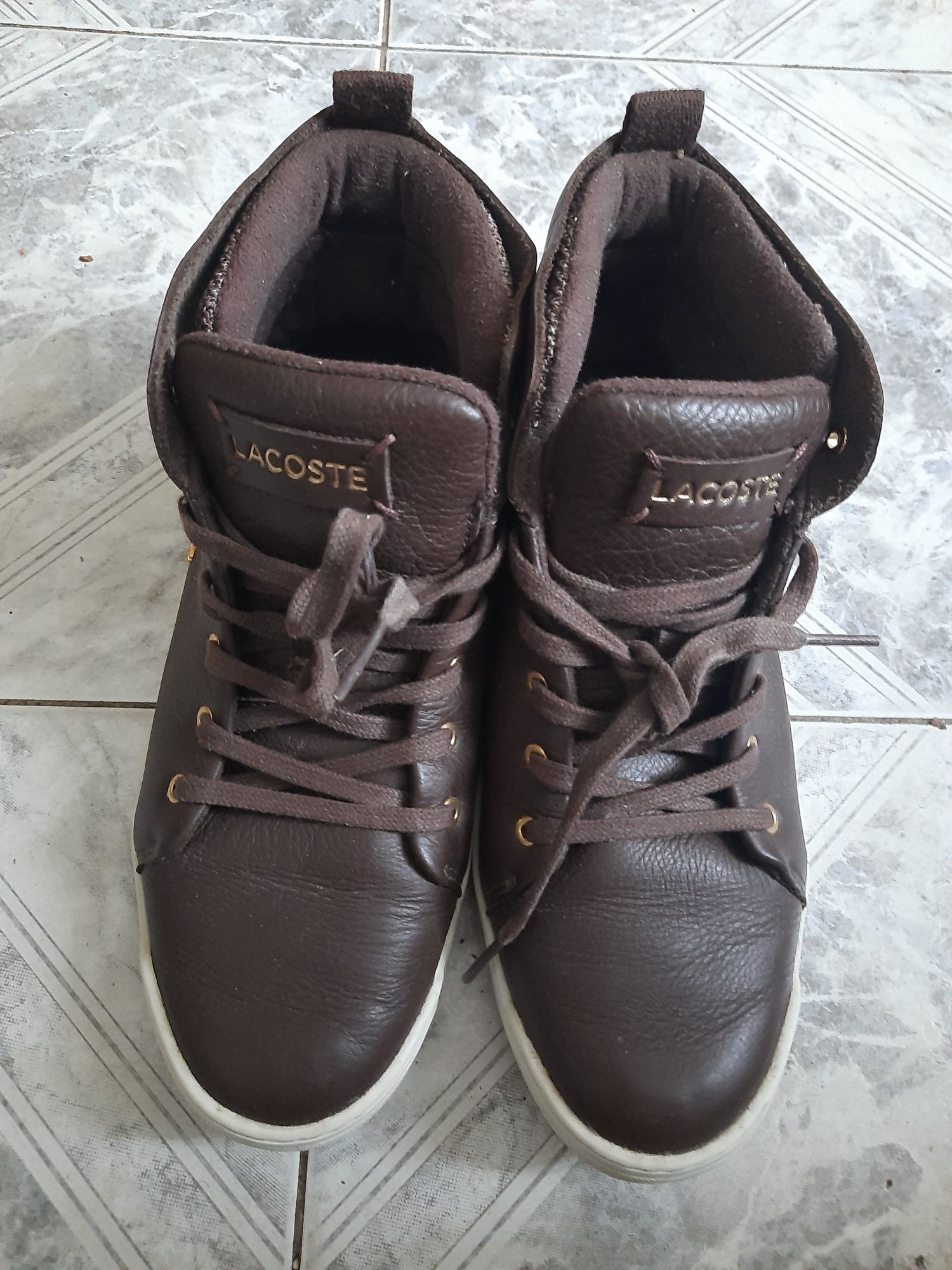 Lacoste brązowe skórzane sneakersy ze zlotym logo 38
