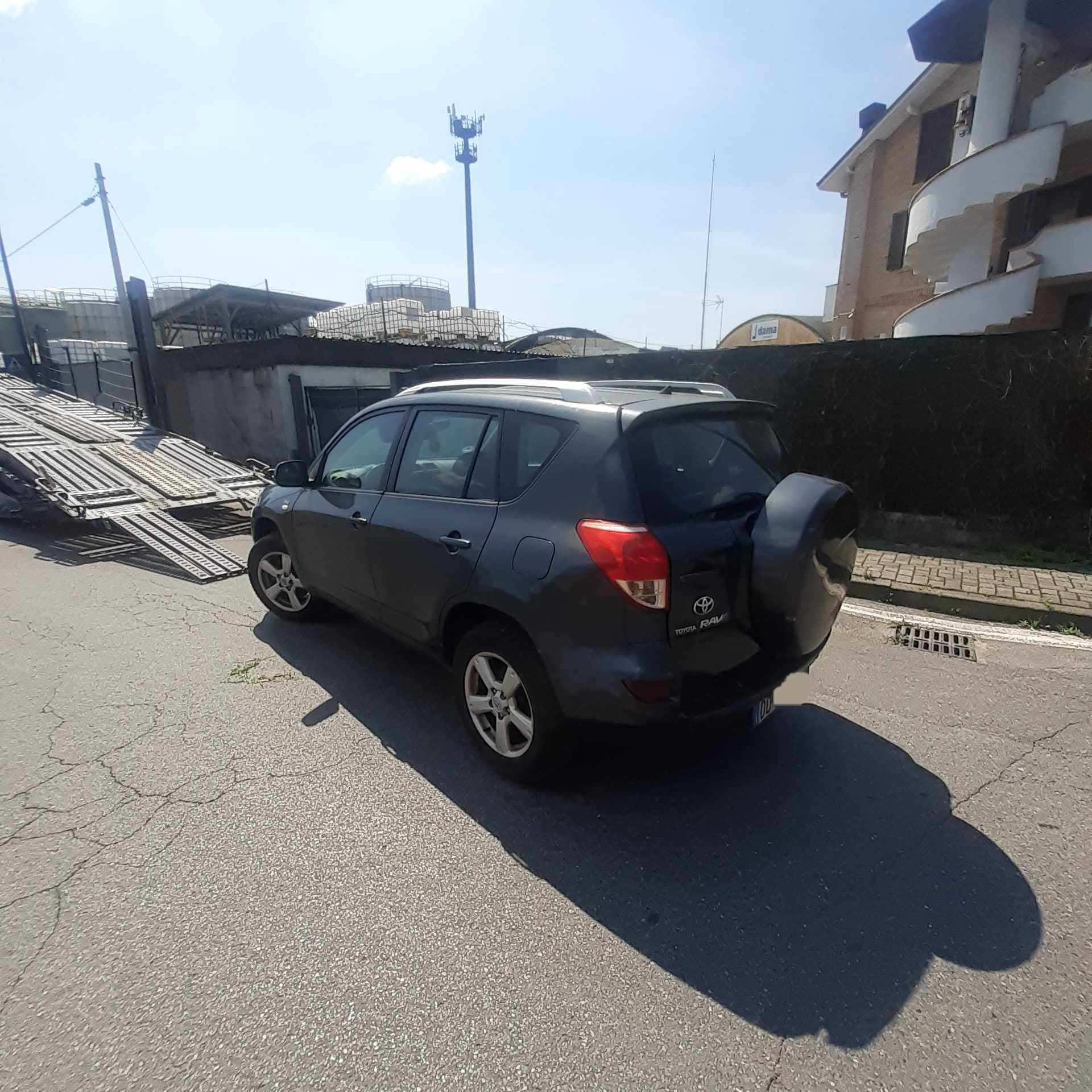 Toyota Rav4 2.2d  Posiadam  inne  auta  z  włoch  całe  i uszkodzone
