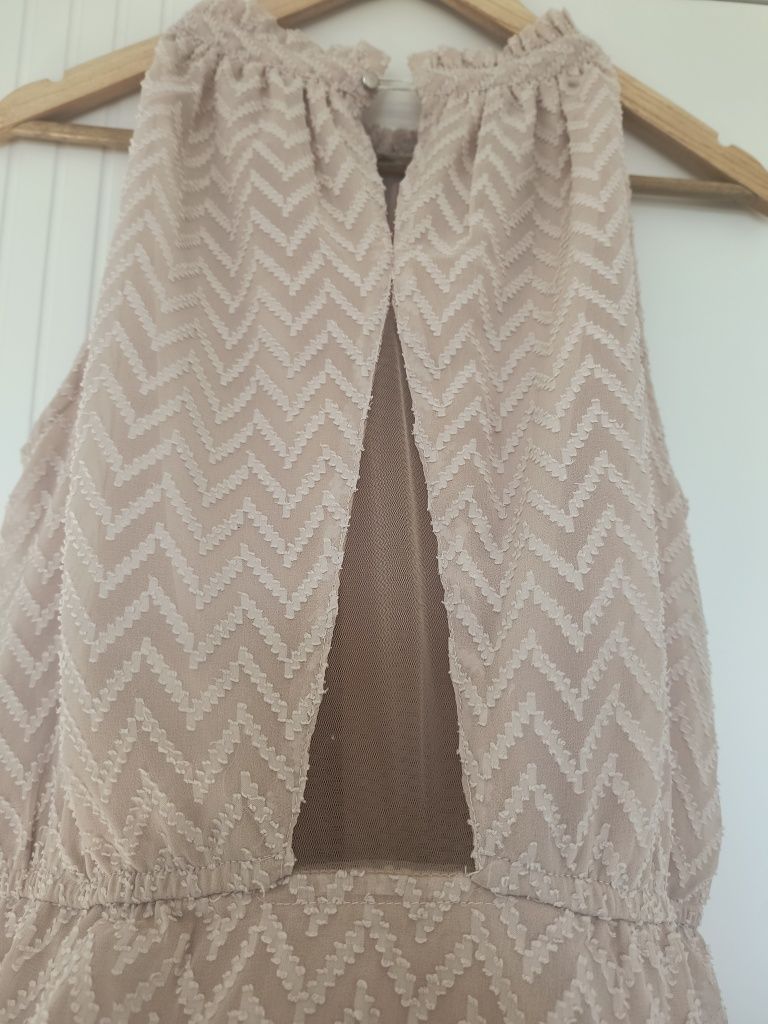 Pudrowa sukienka midi z dekoltem halter Reserved