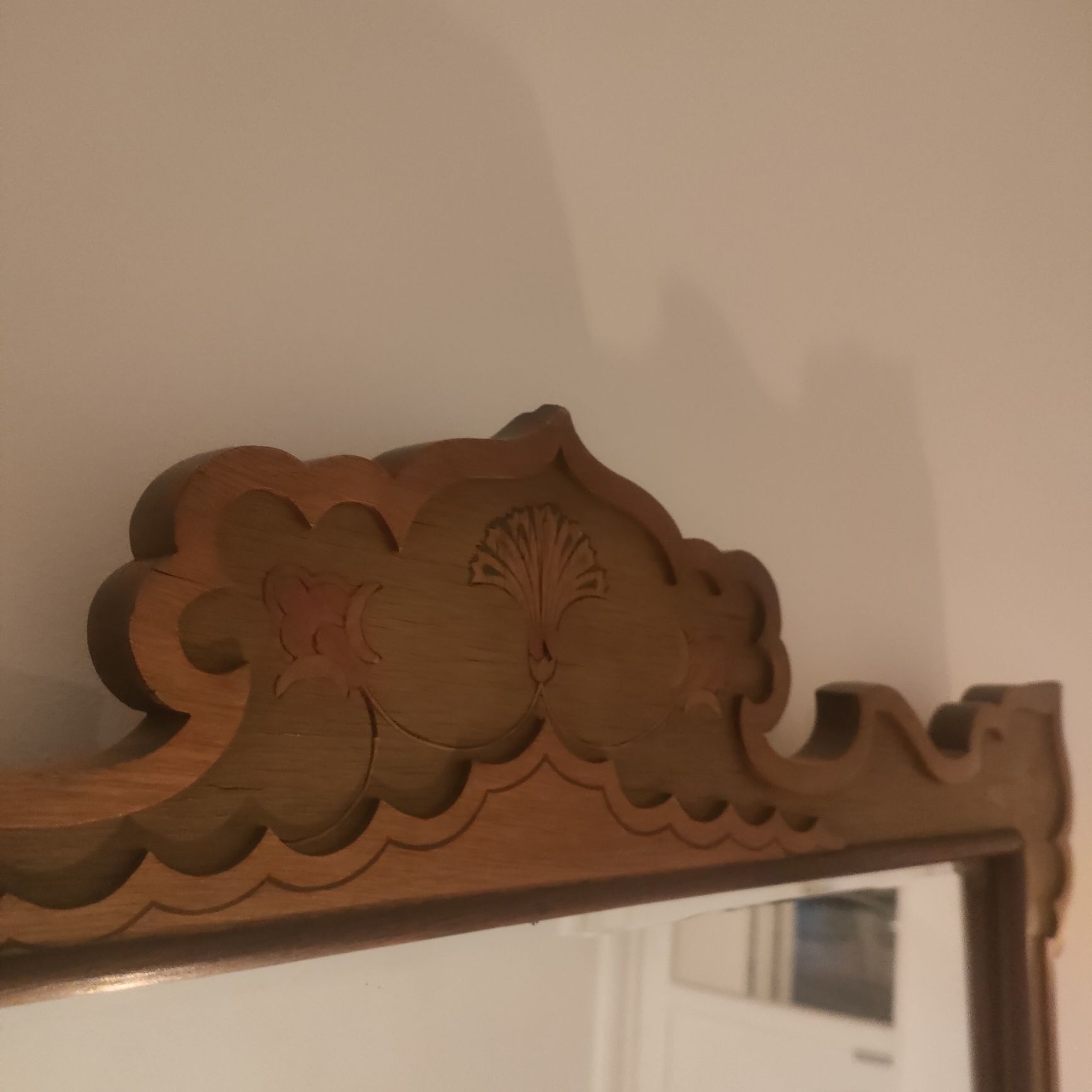 Espelho com moldura em madeira trabalhada (antigo)