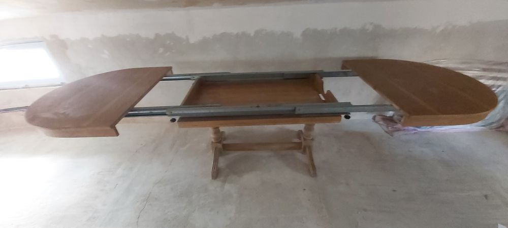 Duży owalny rozkładany stół