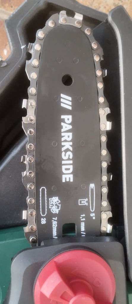 Mini serra Parkside nova com 2 baterias 4 Ah e carregador
