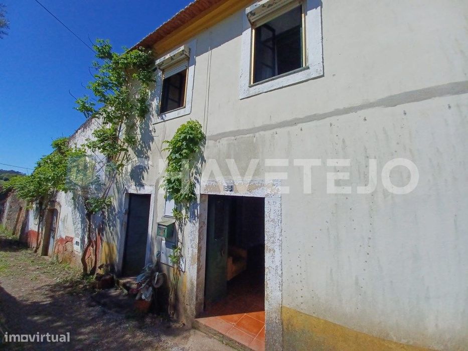 Propriedade com 3 casas de habitação e logradouro a 11km de Tomar e...