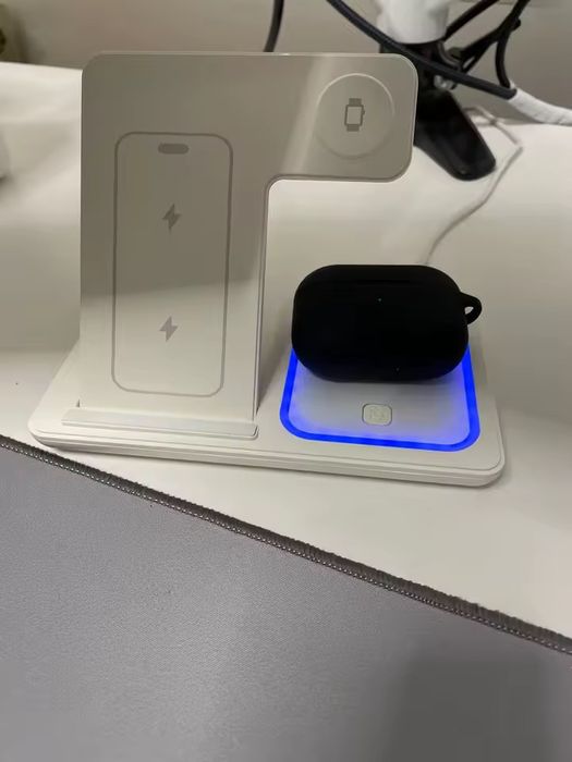Бездротова зарядна станція 3-в-1 для телефону, навушників та годинника