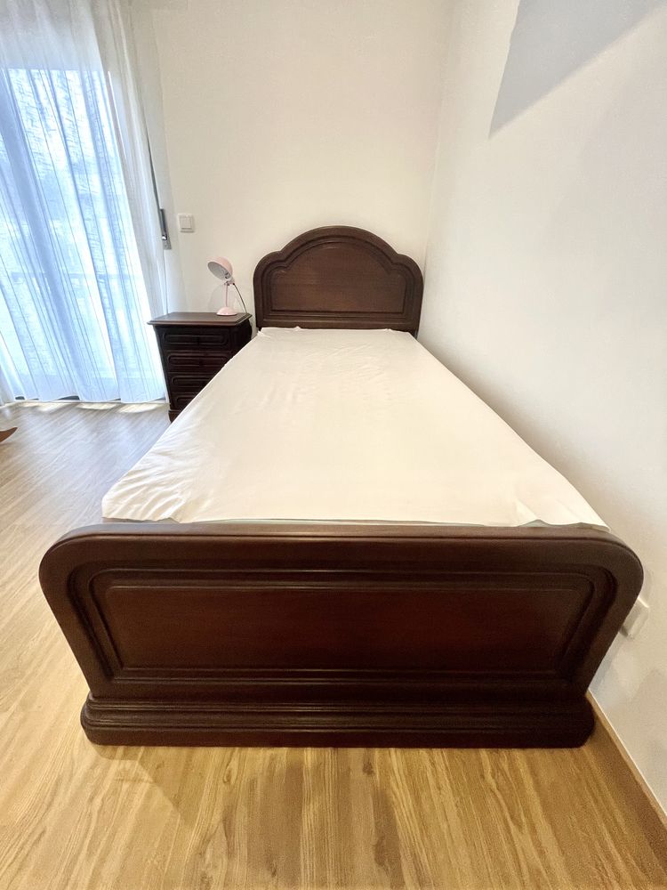 Conjunto Cama, Colchão e Mesa Cabeceira