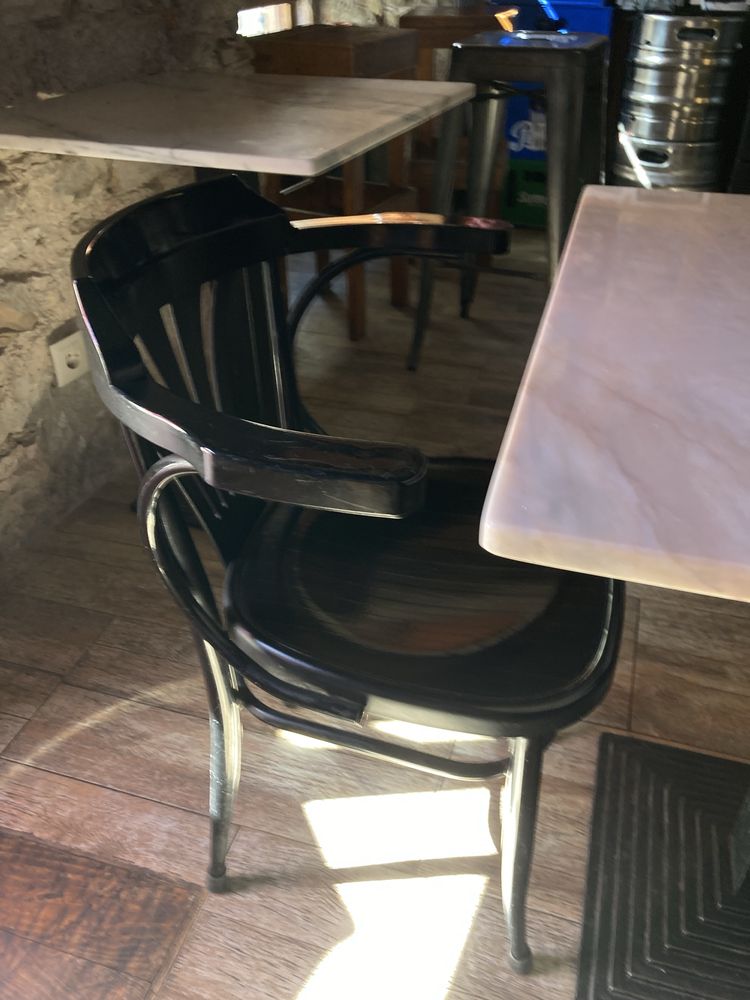 Conjunto de mesas de mármore e cadeiras para restaurante / café