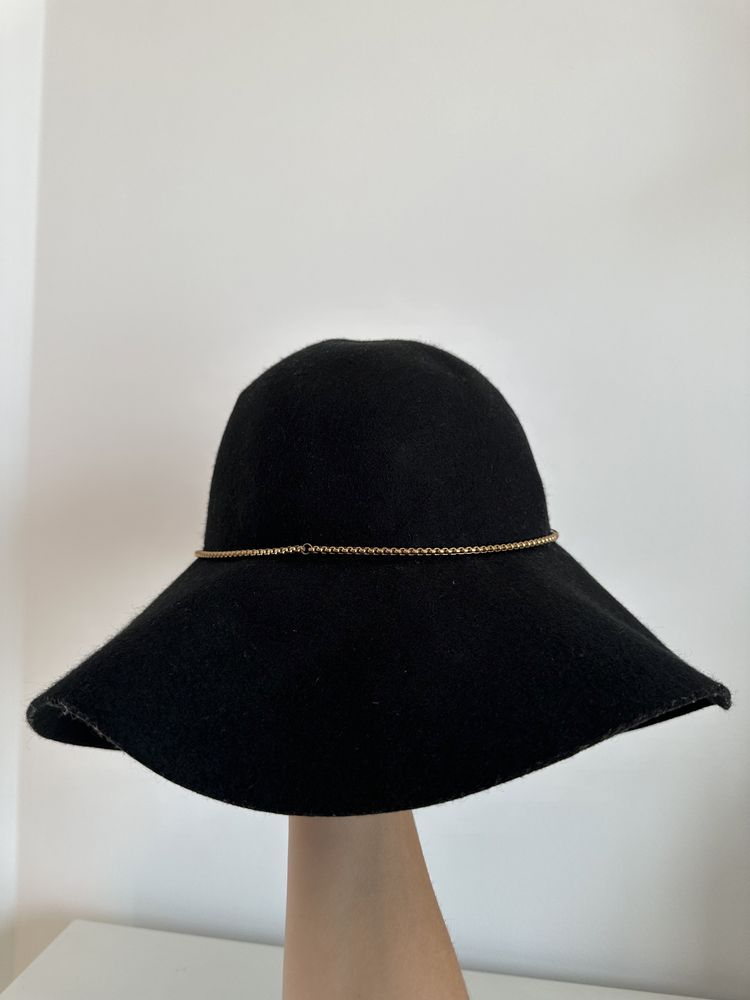 Czarny damski kapelusz basic na lato letni wakacje Bershka