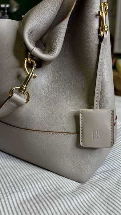 Mala Carolina Herrera - insignia hobo