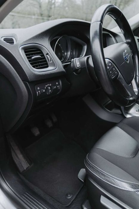 Volvo V40 - Conforto, Segurança e Estilo