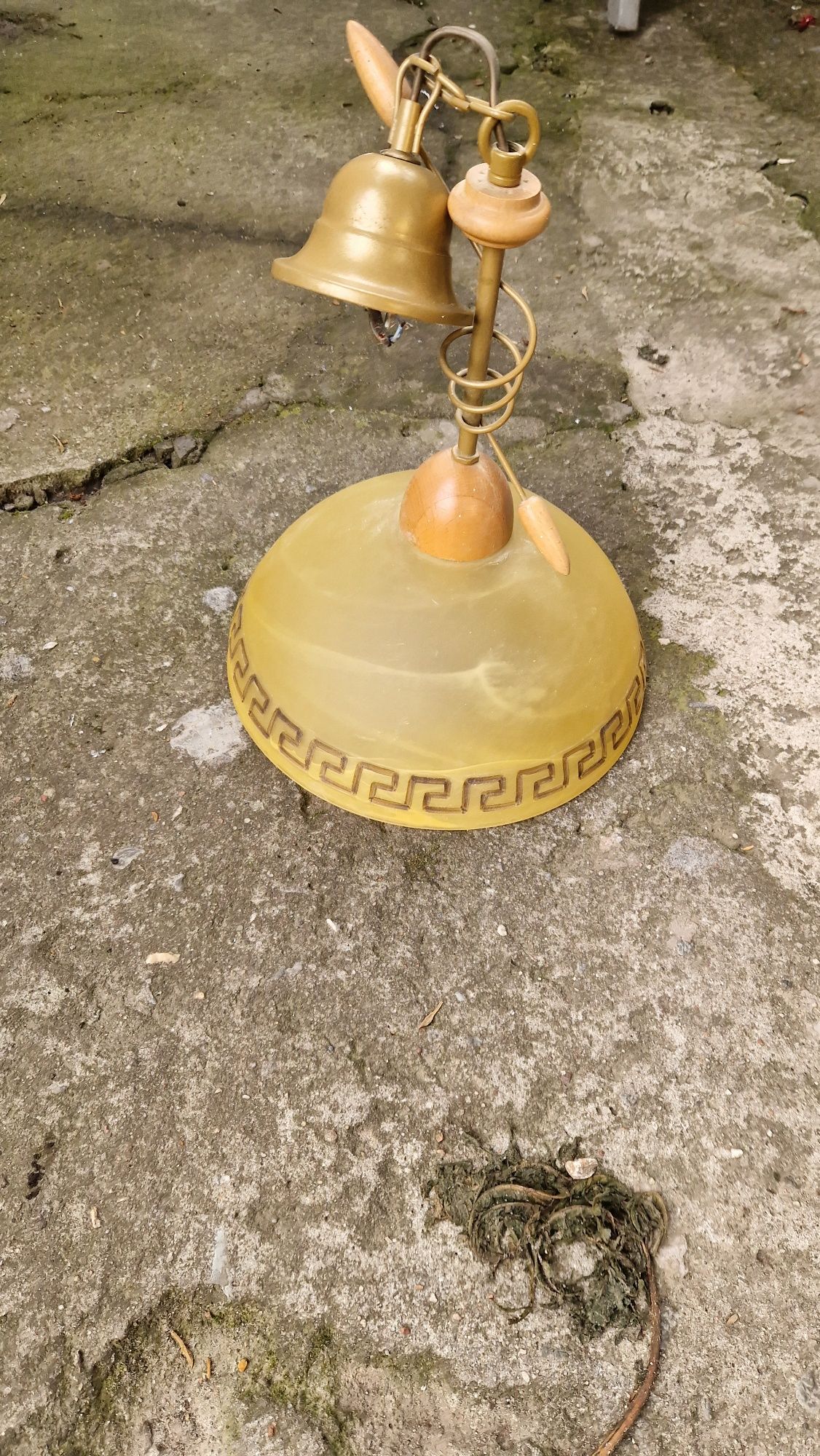 Trzy lampy wiszące
