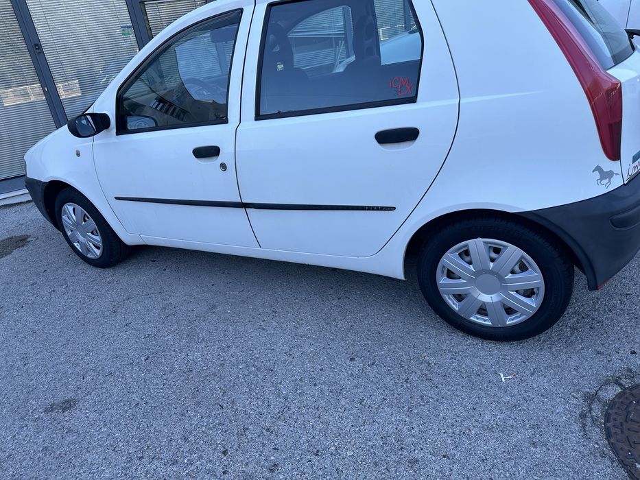 Fiat punto com algumas marcas de uso, alguns barulhos mas esta bom!
