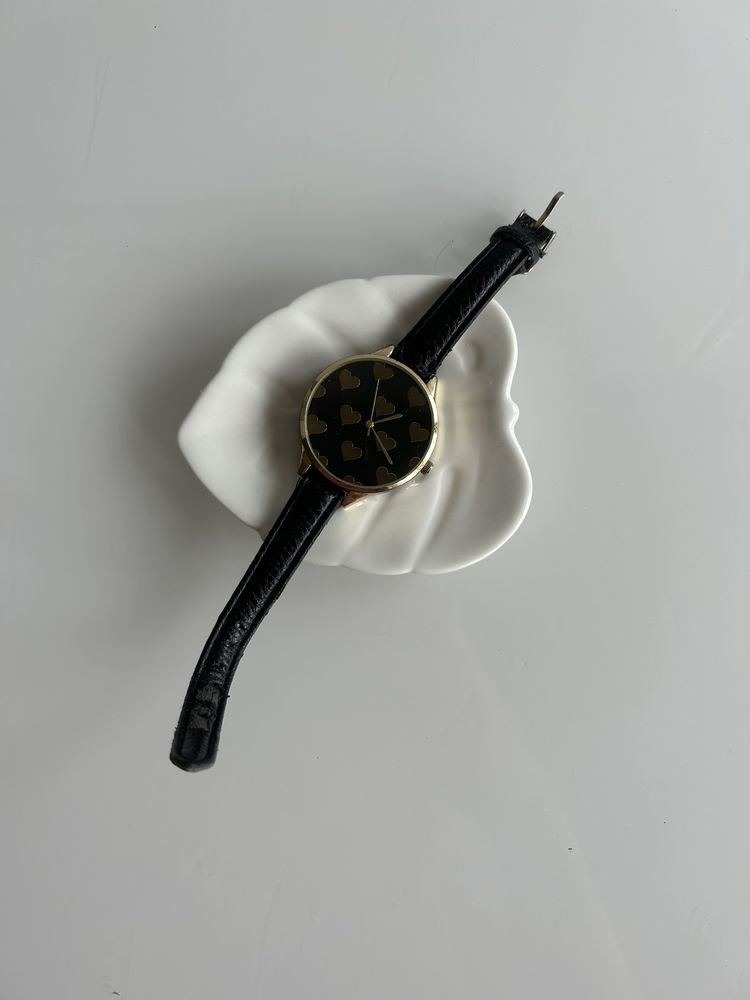Duży damski zegarek czarno-złoty w serca Sinsay