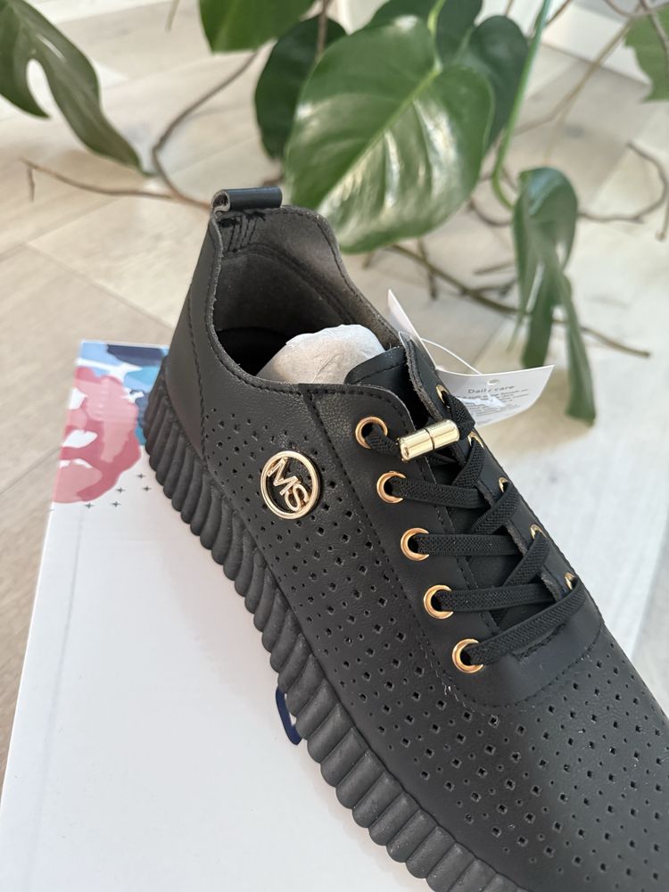 czarne damskie lekkie sneakersy adidasy ze złotymi wstawkami
