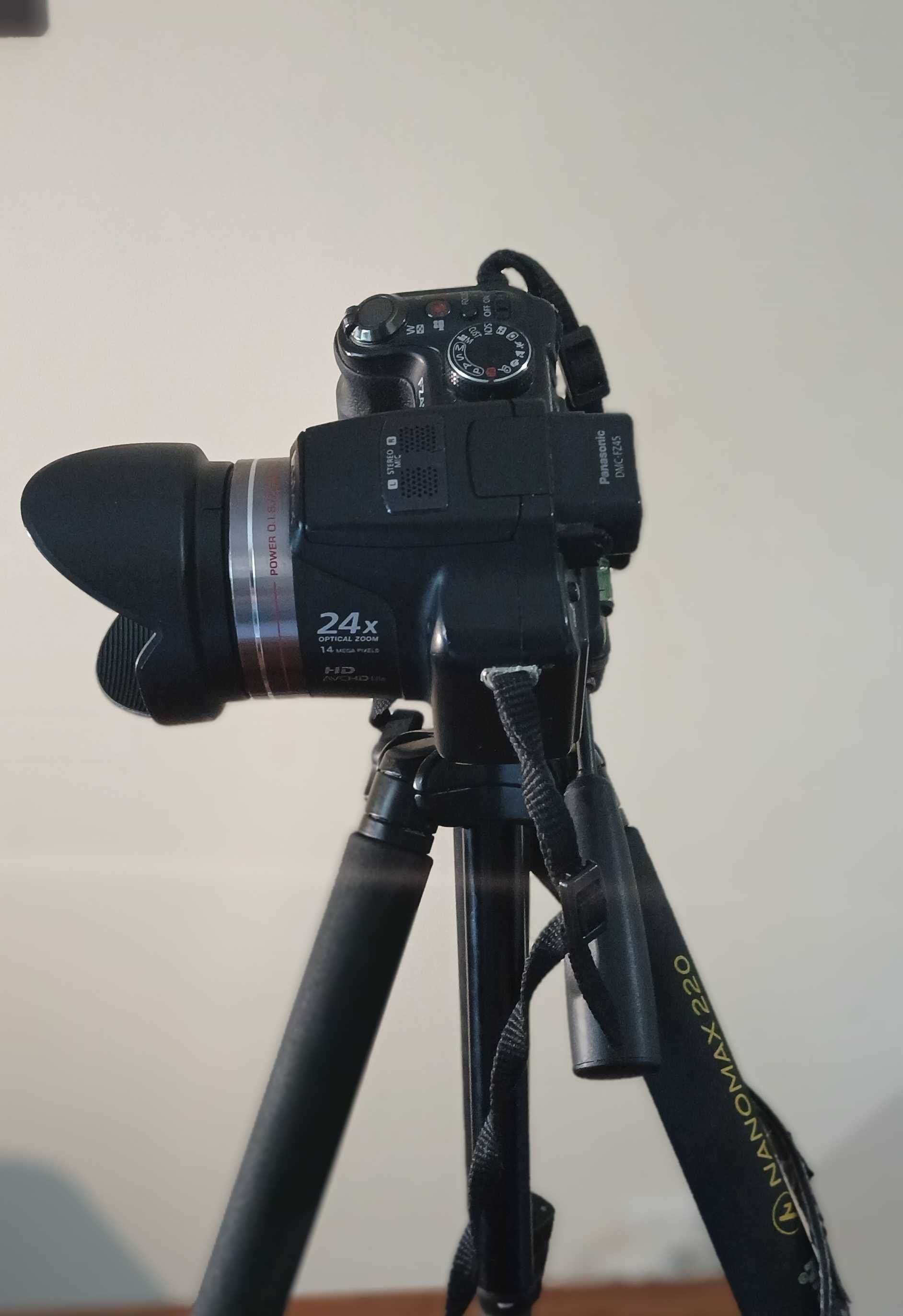 Maquina fotográfica Panasonic com tripé