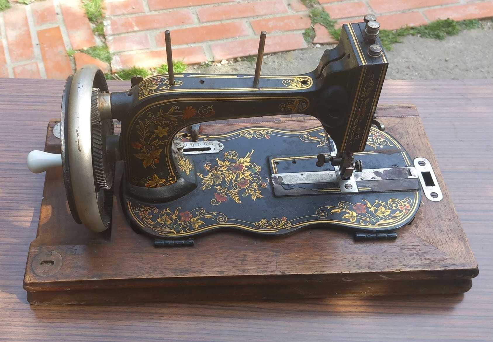 Máquina de costura centenária de manivela, muito bonita e funciona !