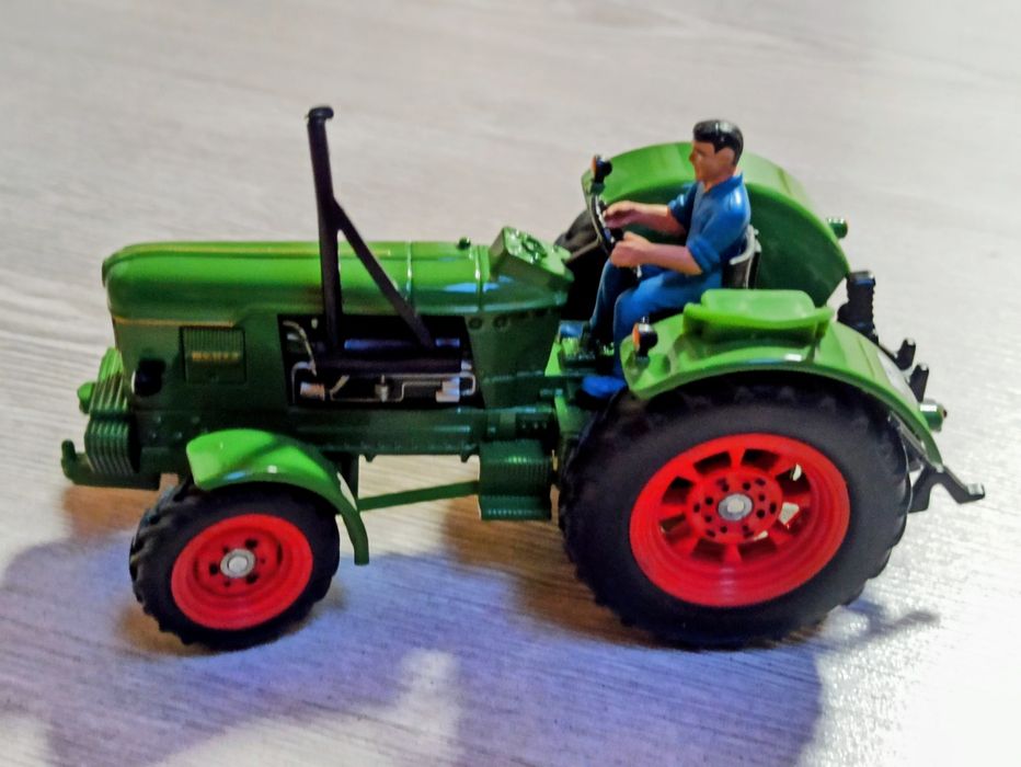 TRAKTOR DEUTZ D9005 1:32 SIKU FARMER 3462

Kolekcjonerski model  SIKU