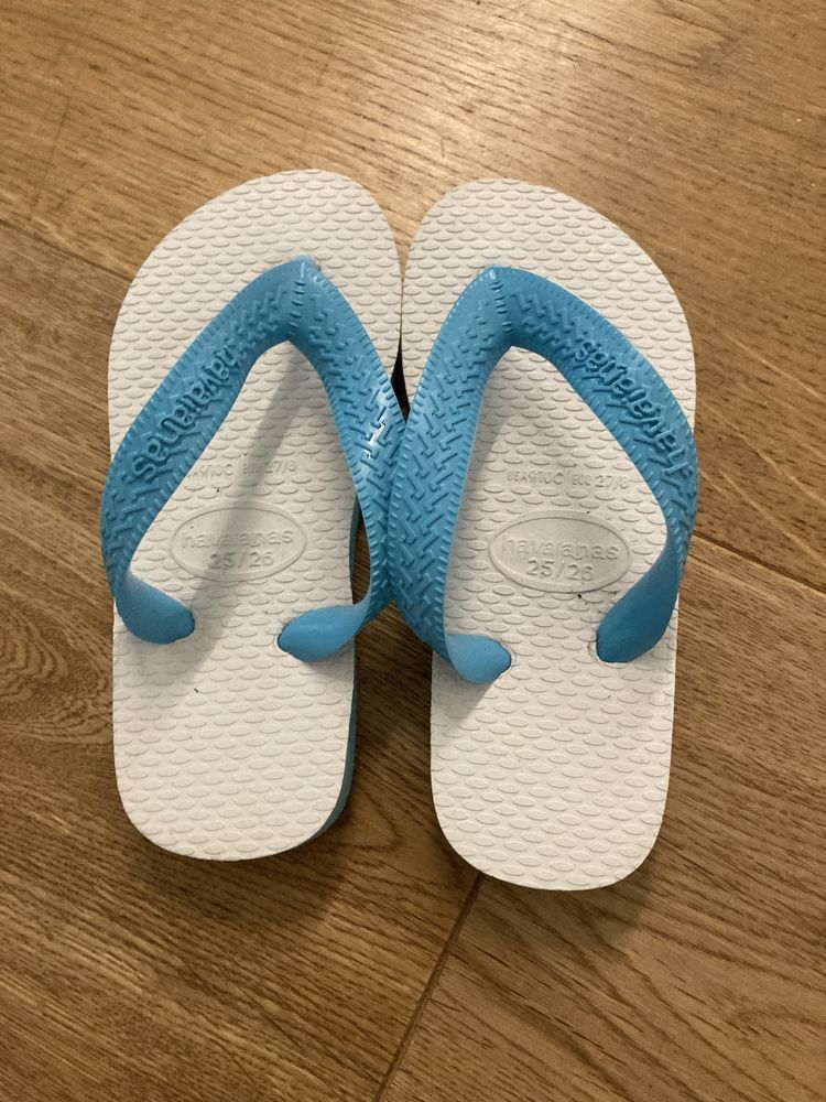 4 pares de Havaianas de crianca em bom estado