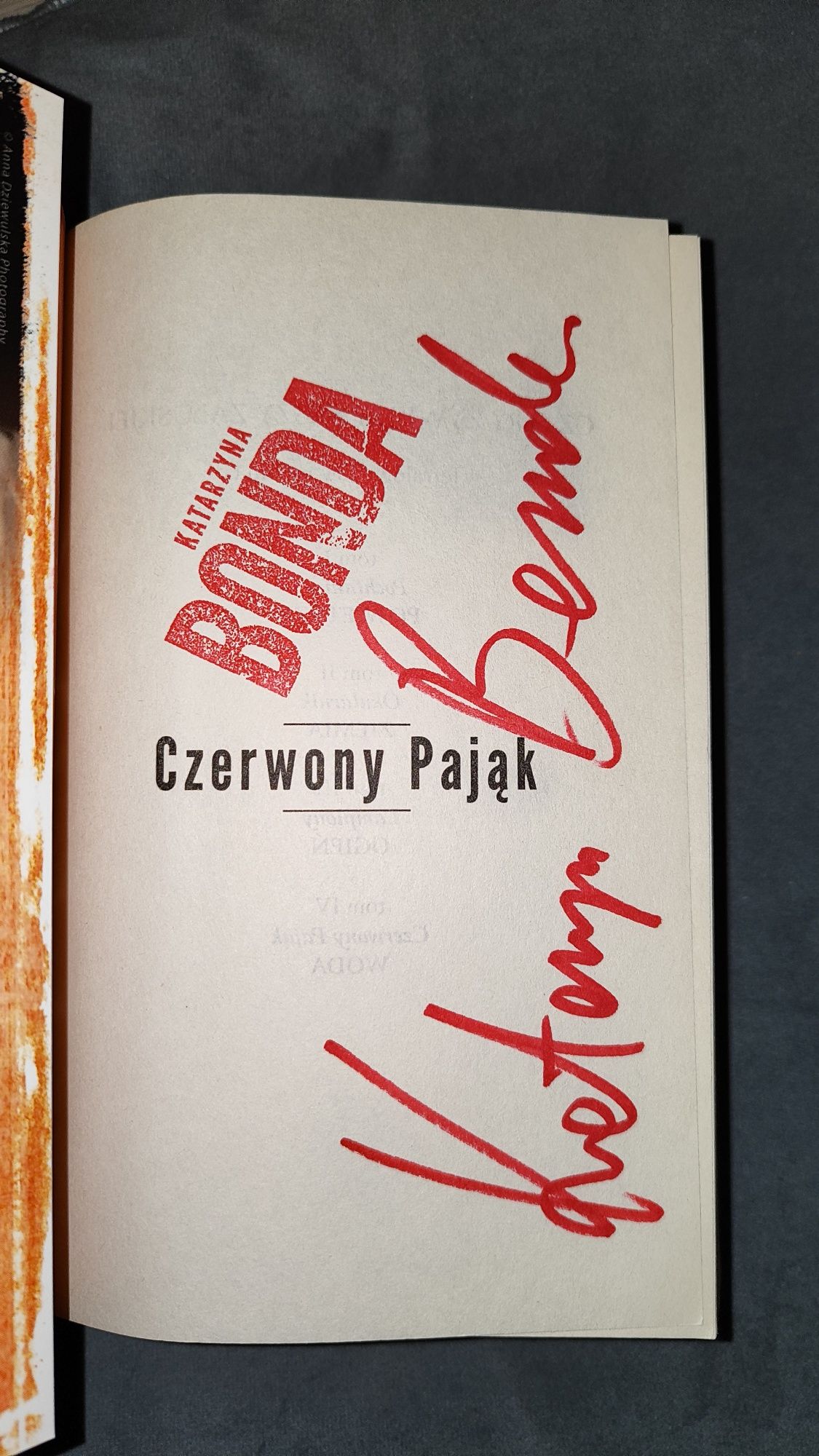 Czerwony pająk - K. Bonda, z autografem