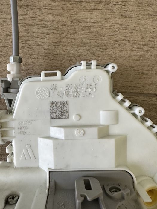 Замок двери передней левой vag 8x1837015c