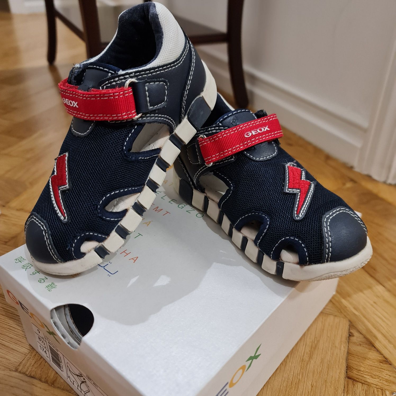 Sandália Geox com velcro