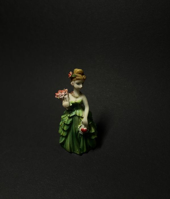 Декоративна статуетка дівчини в зеленій сукні