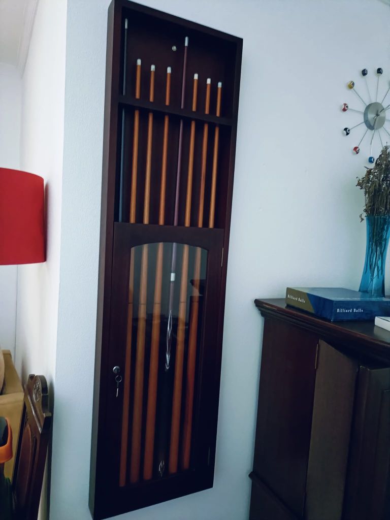 Mesa de bilhar maciça com tacos e bolas
