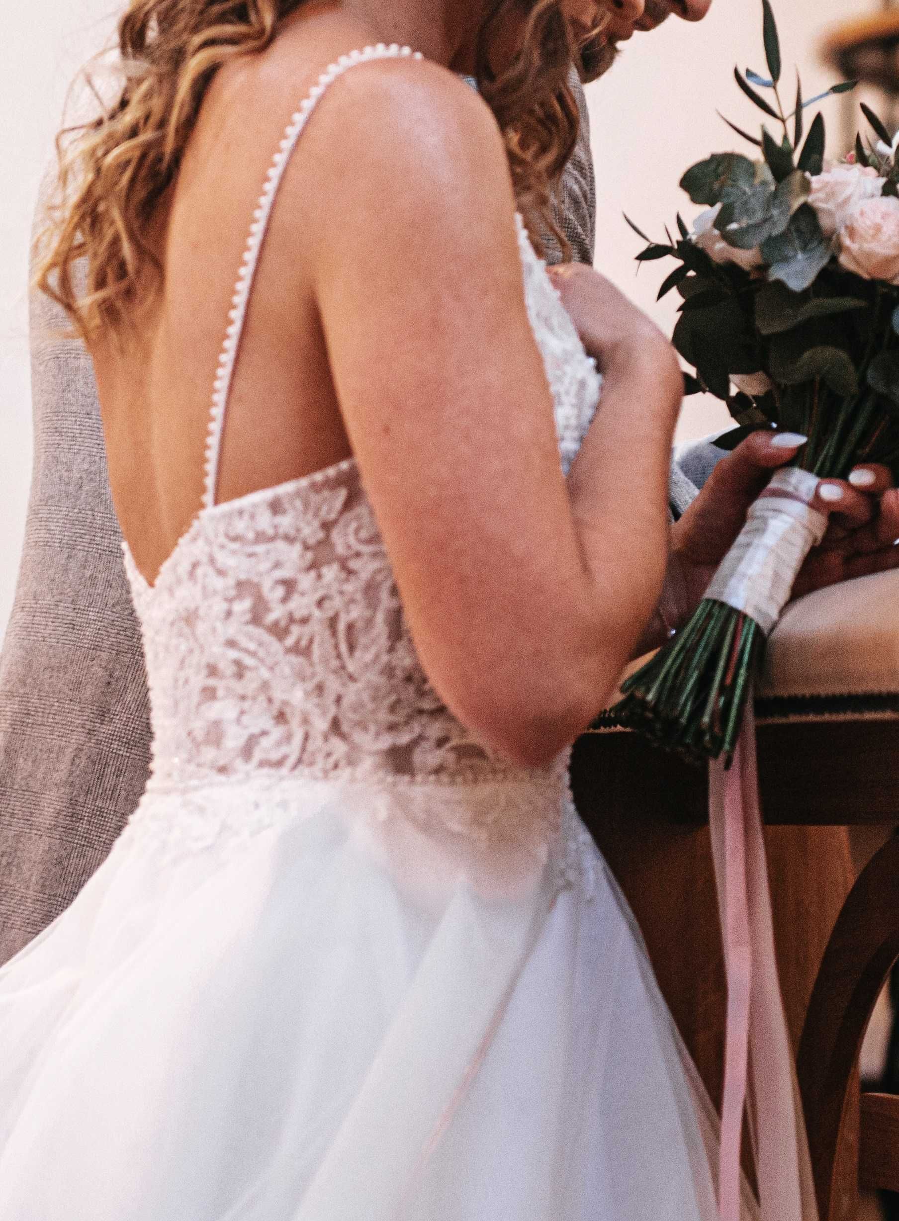 Koronkowa suknia ślubna obszyta perełkami z efektownym tyłem!