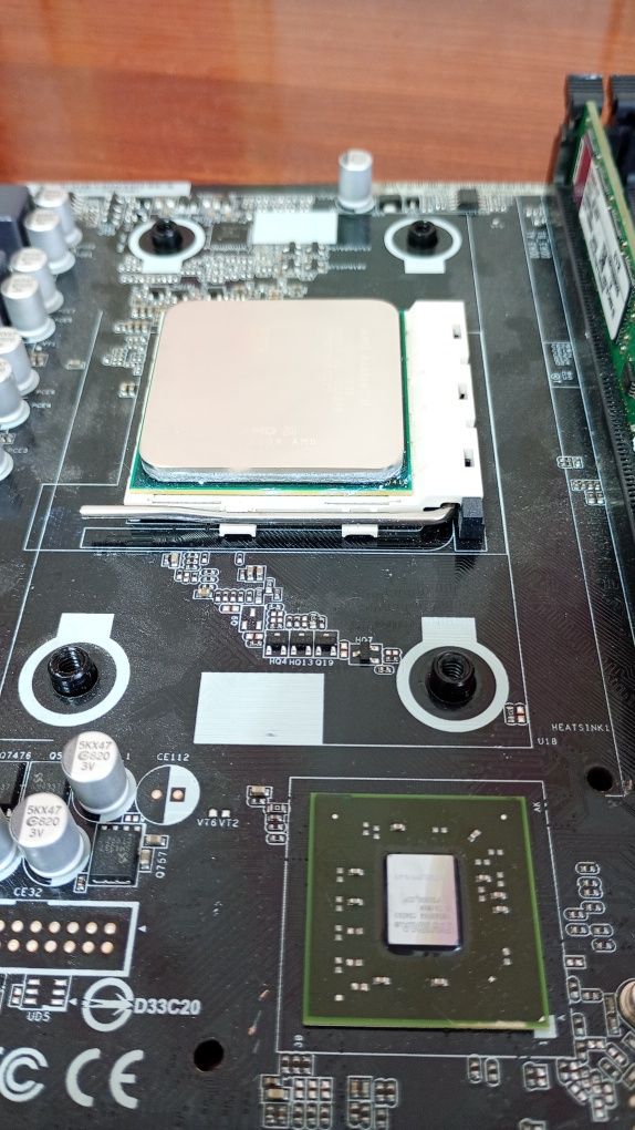 Материнка ASRock N68-GS4 FX