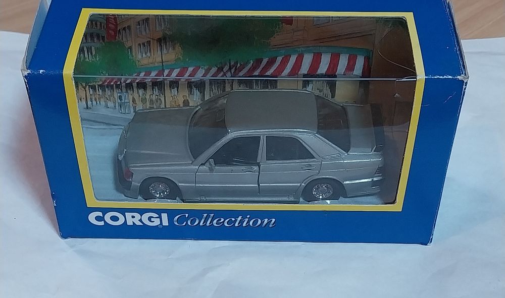 Miniatura Mercedes 190 da Corgi em escala 1/36