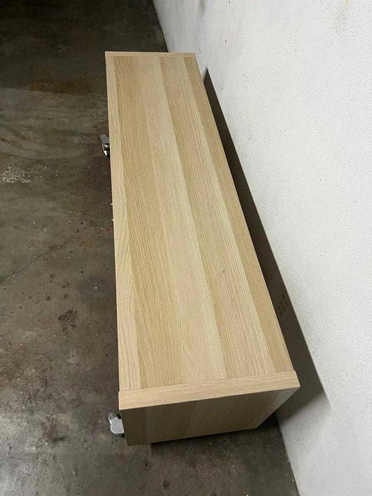 Movel TV ikea com portas e rodas