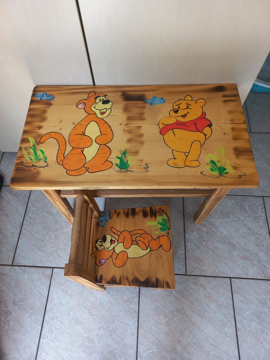Drewniany stolik z krzesłem