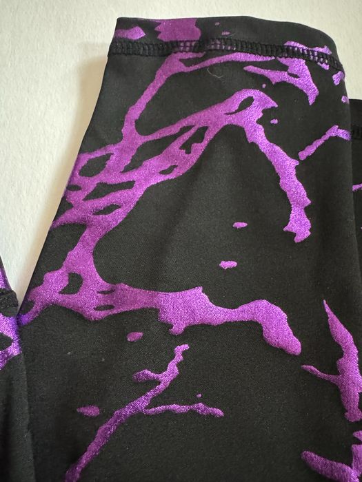 Чорні легінси з фіолетовими вставками