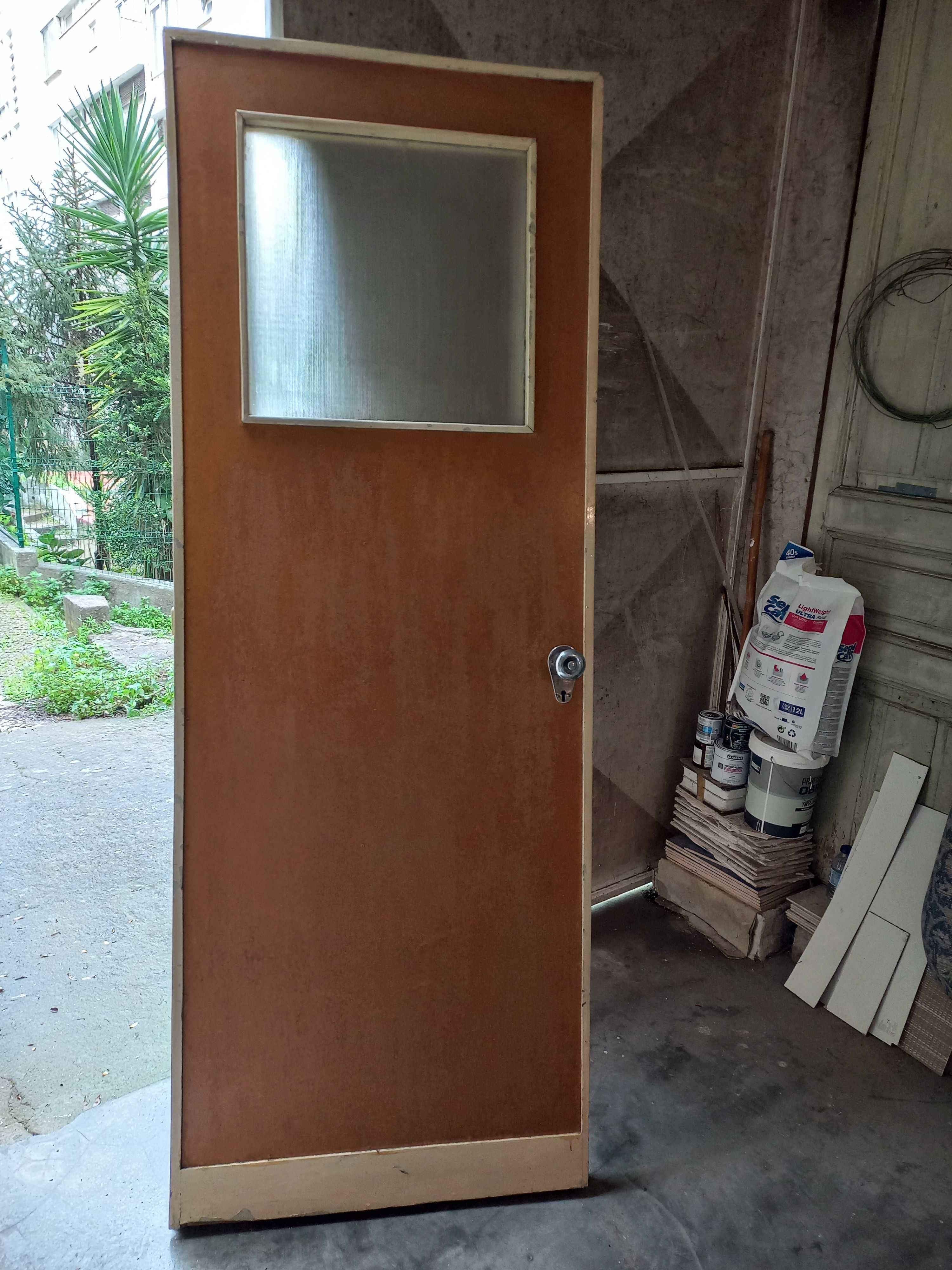 Porta em Madeira Maciça com 2,01 cm