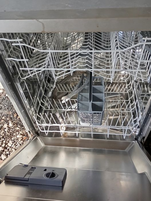 Máquina de lavar louça parada mais funcionar