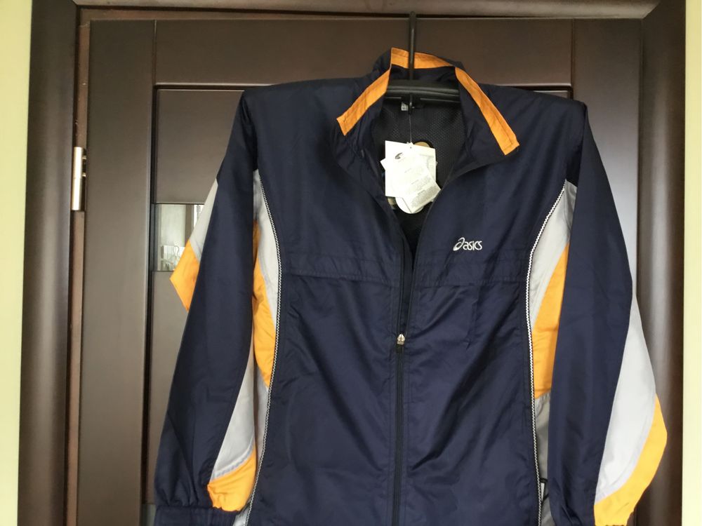 Ветровка Asics спортивная .