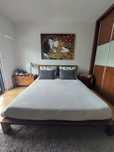 Cama de casal e 1 mesa cabeceira madeira com design atual