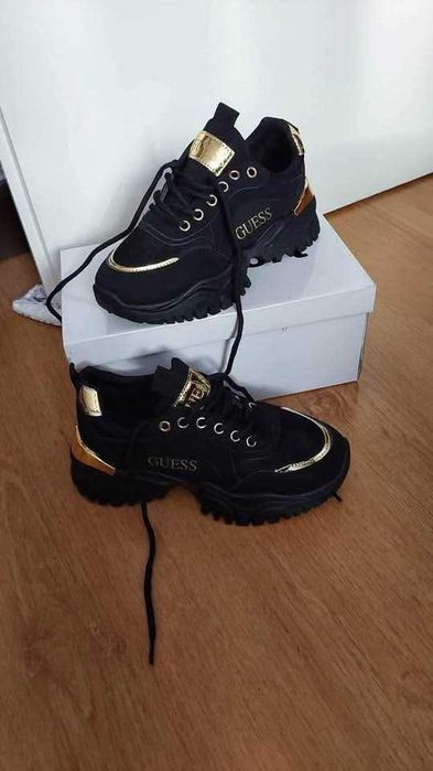 Czarne adidasy GUESS