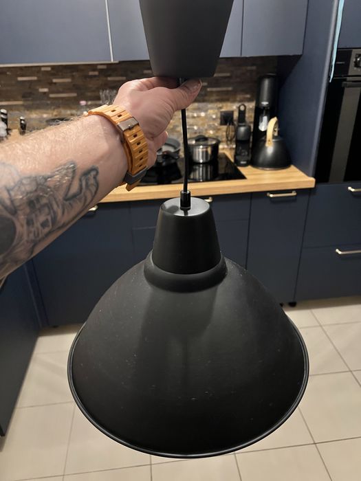 Czarny zwis lampa