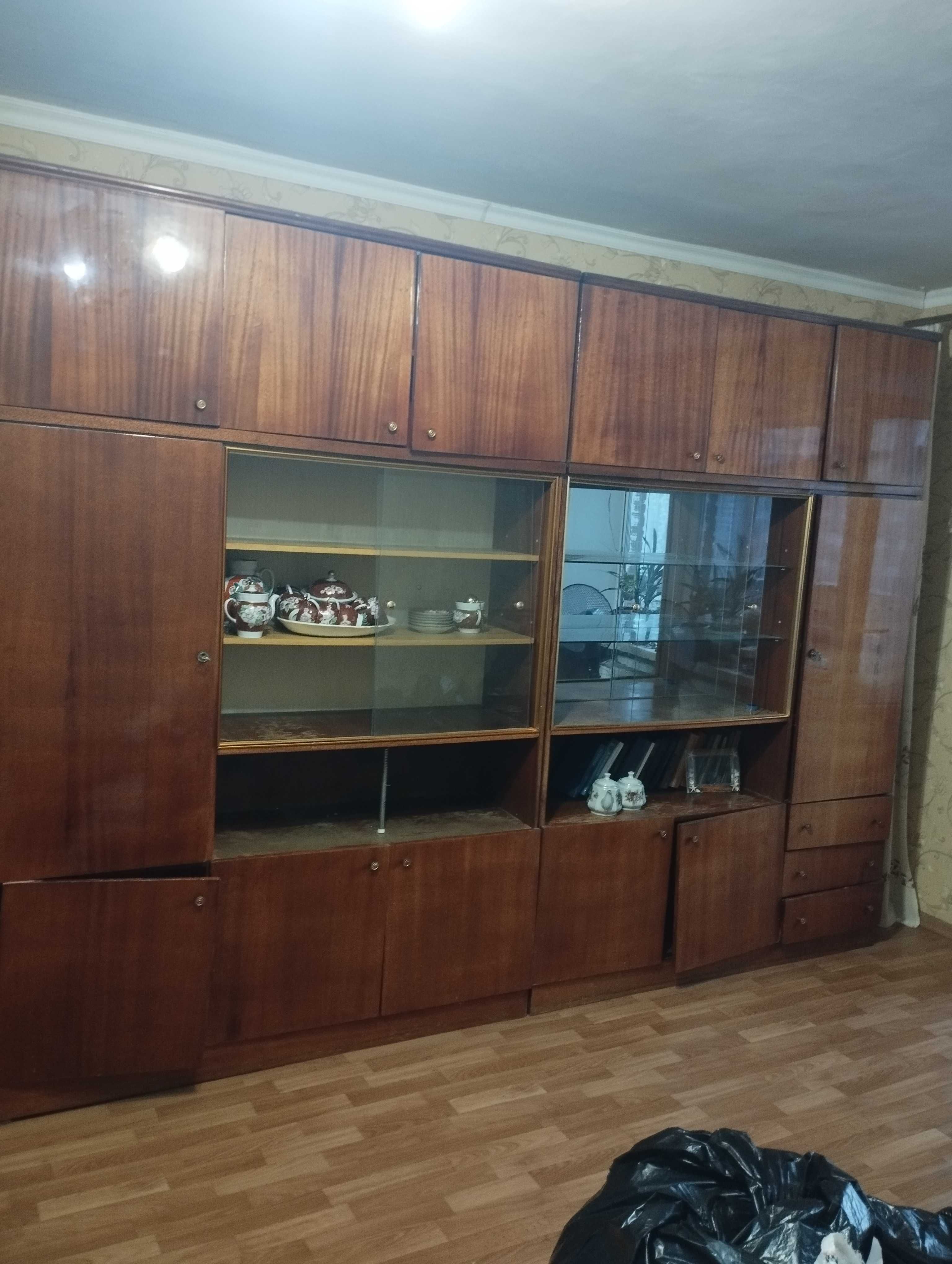 Меблі б/у: шафа, стінка в гостину