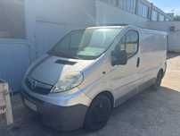 BUS blaszak  Opel Vivaro 2.5 CDTI   1,2 tona ładowności hak 2 T klima